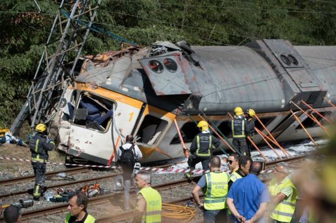 cuatro-muertos-y-42-heridos-al-descarrilar-un-tren-portugues-en-noroeste-de-espana