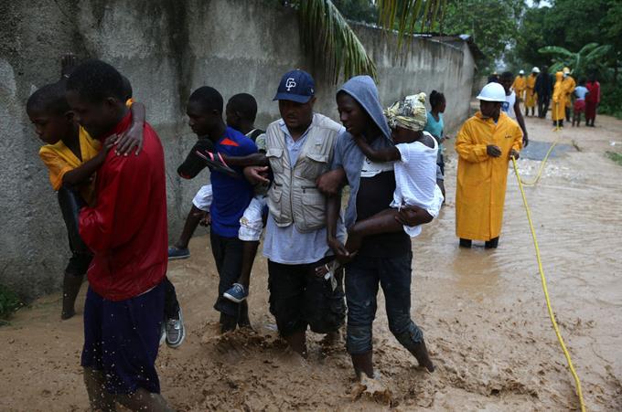 fotos-y-video-de-haiti-tras-el-paso-del-huracan-vehiculo-de-un-alcalde-cae-al-rio-2