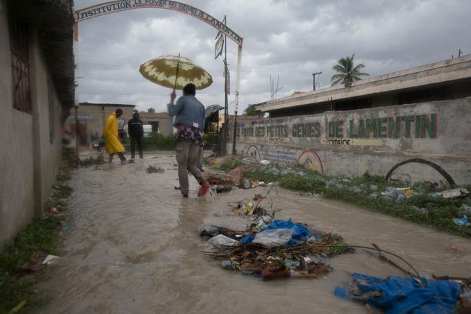 fotos-y-video-de-haiti-tras-el-paso-del-huracan-vehiculo-de-un-alcalde-cae-al-rio-3