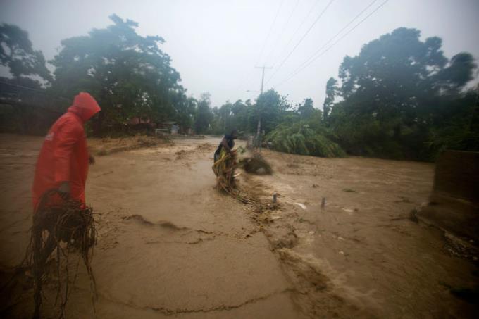 fotos-y-video-de-haiti-tras-el-paso-del-huracan-vehiculo-de-un-alcalde-cae-al-rio